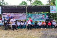 Sekretaris Eksekutif Sahabat Anies Sumatera Utara Drs. Harun Al Rasyid berpose di depan sebuah warung di Stabat Langkat.
