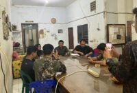 Direktur LBH Medan Ivan Saputra SH MH berdikusi dengan kliennya.