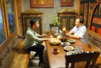 Gibran Rakabuming Raka (kiri) bertemu dengan Prabowo Subianto (kanan). (Dok. Int)