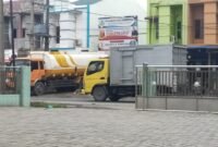 Truk tangki saat keluar dari gudang pengolahan CPO dan blended yang diduga ilegal.
