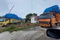 Kendaraan ODOL parkir menunggu razia Dishub Langkat selesai.