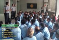 Petugas pengamanan LPN Kelas IIA Langkat memberikan arahan kepada WBP.