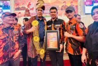 Ketua MPW PP Sumut Kodrat Shah menyerahkan piagan penghargaan terbaik se-Sumut kepada Ketua PAC PP Stabat Riki Sapariza SE.