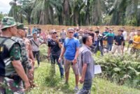 Petugan pengaman PTPN 2 menghalau warga yang menghalangi pembuatan parit isolasi.