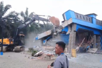 Alat berat saat merubuhkan bangunan Diskotek Sky Garde.