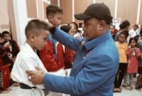 Ketua DPD FTI-KSPSI 1973 Sumut Bembeng SH menyematkan medali kepada atlet yang berprestasi.