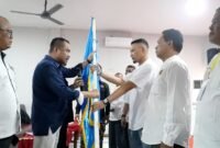 Ketua PWI Sumut H Farianda Putra Sinik SE menyerahkan pataka kepada Ketua PWI Langkat terpilih Periode 2023 - 2026 M Darwis Sinulingga.