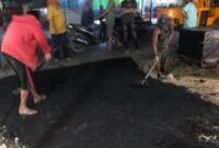 Proyek hotmix di Gg Salmah, Kelurahan Pelawi Utara, Kecamatan Babalan, Langkat, yang diduga dikerjakan asal jadi.