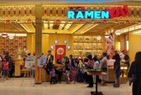 Pelanggan mengunjungi outlet RamenYa di Binjai Mall, Kota Binjai.