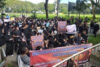 Ratusan guru honorer menggeruduk Kantor Bupati Langkat terkait P3K Guru tahun 2023.