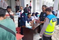Sopir angkutan umun menjalani tes urin dalam Ops Lilin Toba 2023 yang digelar Sat Narkoba Polres Langkat di Terminal Pasar 10 Tanjung Beringin, Hinai, Langkat.