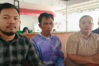 Tim PH Hotman 911 Kota Medan bersama orang tua korban pencabulan bocah di Kecamatan Secanggan, Langkat.