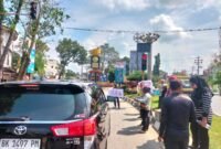 Guru honorer di Langkat menggalang dana di Simpang Bupati Stabat untuk biaya gugatan ke PTUN.