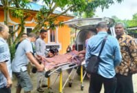 Jenasah Larso dibawa dari Klinik Pratama Arafah ke rumah duka.