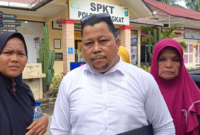 Pengadilen Sembiring SH MH BSC mendapingin kliennya membuat laporan di Mapolres Langkat.