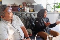 Ketua KPU Langkat Sopian Sitepu dan Kasek KPU Langkat Cut Cinta Dewi memberikan keterangan terkait bantuan transportasi KPPS kepada awak media.