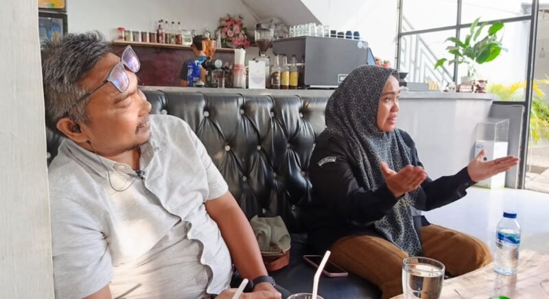 Ketua KPU Langkat Sopian Sitepu dan Kasek KPU Langkat Cut Cinta Dewi memberikan keterangan terkait bantuan transportasi KPPS kepada awak media.