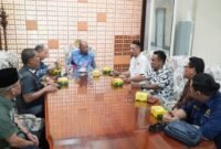 Penurus PWI Langkat berbincang dengan Plt Bupati Langkat H Syah Afandin SH, terkait realisasi perumahan untuk wartawan.