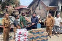 Anggota DPRD Sumut Ricky Anthony SH menyerahkan paket bahan pangan kepada korban kebakaran di Dusun Buluh Duri, Desa Bekiung, Kecamatan Kuala, Langkat, Selasa (5/3/2024) pagi.