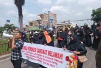 Guru honorer asal Kabupaten Langkat berorasi di Mapoldasu, terkait dugaan kecurangan dan korupsi dalam seleksi PPPK Guru di Langkat tahun 2023 lalu.