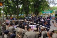 Guru Honorer menggeruduk Kantor Bupati Langkat, Senin (18/3/2024) siang. Mereka mendesak agar Pj Bupati Langkat M Faisal Hasrimy AP MAP untuk menyelsaikan persoalan seleksi PPPK Guru Tahun 2023 kemarin.