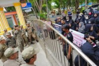 Guru Honorer menggeruduk Kantor Bupati Langkat, Senin (18/3/2024) siang. Mereka mendesak agar Pj Bupati Langkat M Faisal Hasrimy AP MAP untuk menyelsaikan persoalan seleksi PPPK Guru Tahun 2023 kemarin.