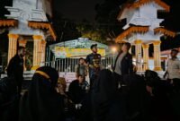 Guru honorer menduduki Kantor Bupati Langkat hingga malam hari, Senin (18/3/2024).