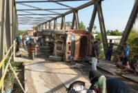Truk pengangkut sirtu yang terguling di Jembatan Sei Air Tenang, Kecamtan Batang Serangan, Langkat, Kamis (21:3:2024) pagi.