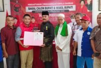 Adhan Nur Se mengembalikan perkas pendaftaran Bacalon Bupati Langkat kepada sekretaris DPC PDIP Langkat Ahmad Muhazir SSos I.