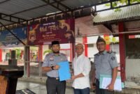 Kalapas Narkotika Kelas IIA Langkat Parlindungan Siregar menyerahkan SK remisi kepada WBP