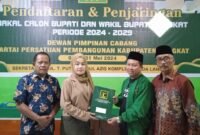 Aini Maimanah mengembalikan berkas Balon Bupati Langkat ke DPC Partai Persatuan Pembangunan (PPP) Langkat, Senin (20/5/2024) pagi.