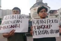 Sekelompok aktivis pemuda menggelar aksi Kamisan di Titik Nol Kota Medan, sebagai bentuk solidaritas bagi warga Kwala Langkat.