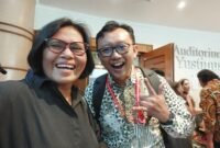 Direktur YLBHI Muhammad Isnur dan Direktur Yayasan Srikandi Lestari foto bersama di Jakarta beberapa waktu lalu.