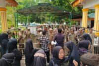 Guru honorer berorasi di depan Kantor Bupati Langkat.