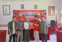 Ketua MD FORHATI Langkat Aini Maimanah Kembalikan Berkas pendaftaran Balon Bupati ke DPC PDI Perjaungan.