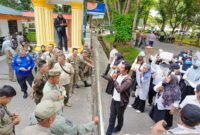 Puluhan guru berorasi di depan Kantor Bupati Langkat terkait dugaan kecurangan seleksi PPPK Guru tahun 2023.