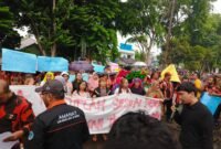 Ribuan massa melakukan aksi damai di depan Kanto Kejari Langkat.