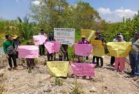 Warga Desa Kwala Langkat, Kecamatan Tanjung Pura, Langkat malakukan aksi protes terhadap mafia di kawasan hutan lindung.