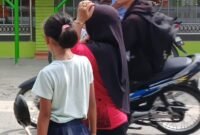 Bunga dan neneknya usai diwawancarai awak media, Kamis (27/6/2024) siang.