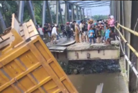 Jembatan Sei Air Tenang, Kecamatan Batang Serangan, Langkat sebagai akses menuju lokasi objek wisata Tangkahan ambruk, Selasa (11/6/2024) sore.