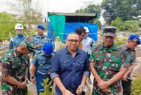 Kasat Lidkrim Puspom TNI Kolonel POM Jefri B Purba saat konferensi pers dengan awak media di lokasi ekshumasi jenazah Lettu dr Eko Damara.