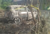 Mobil milik terduga pengedar narkoba berinisial R yang dibakar warga, Rabu (25/6/2024) malam.