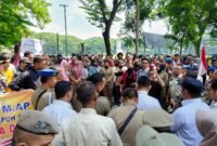 Ratusan warga Desa Serapuh Asli, Kecamatan Tanjung Pura demo di depan Kantor Bupati Langkat, Rabu (5/6/2024) pagi.