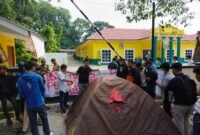 Usai berorasi, puluhan massa dari aliansi mahasiswa mendirikan tenda di depan Kantor Dinas PMD Kabupaten Langkat, Rabu (26/6/2024) siang.