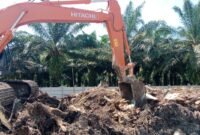 Alat berat mencacah batang sawit di lokasi proyek Rest Area Tol Medan-Binjai, sebelum diangkut dan dipergunakan untuk masyarakat sekitar.