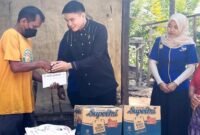 Anggota DPRD Sumut Ricky Anthoni memberikan bantuan kepada korban kebakaran di Desa Ujung Bandar, Kecamatan Salapian, Langkat