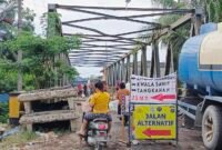 Jembatan Sei Air Tenang yang ambruk beberapa waktu lalu, kini dibangun titi alternatif oleh oknum preman.