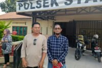 Pengamen Langkat Azwardi Lubis alias Zuan didampingi Aliandi mendatangi Polsek Stabat, Rabu (3/7/2024) sore.