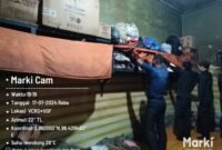 Petugas pengamanan melakukan razia di kamar warga binaan Rutan Kelas IIB Tanjung Pura.