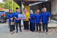 Tim Anggota DPRD Sumut Ricky Anthoni menyerahkan bantuan biaya perobatan untuk Edi Syahputra, pedangan bakso yang melepuh tersiram air mendidih.